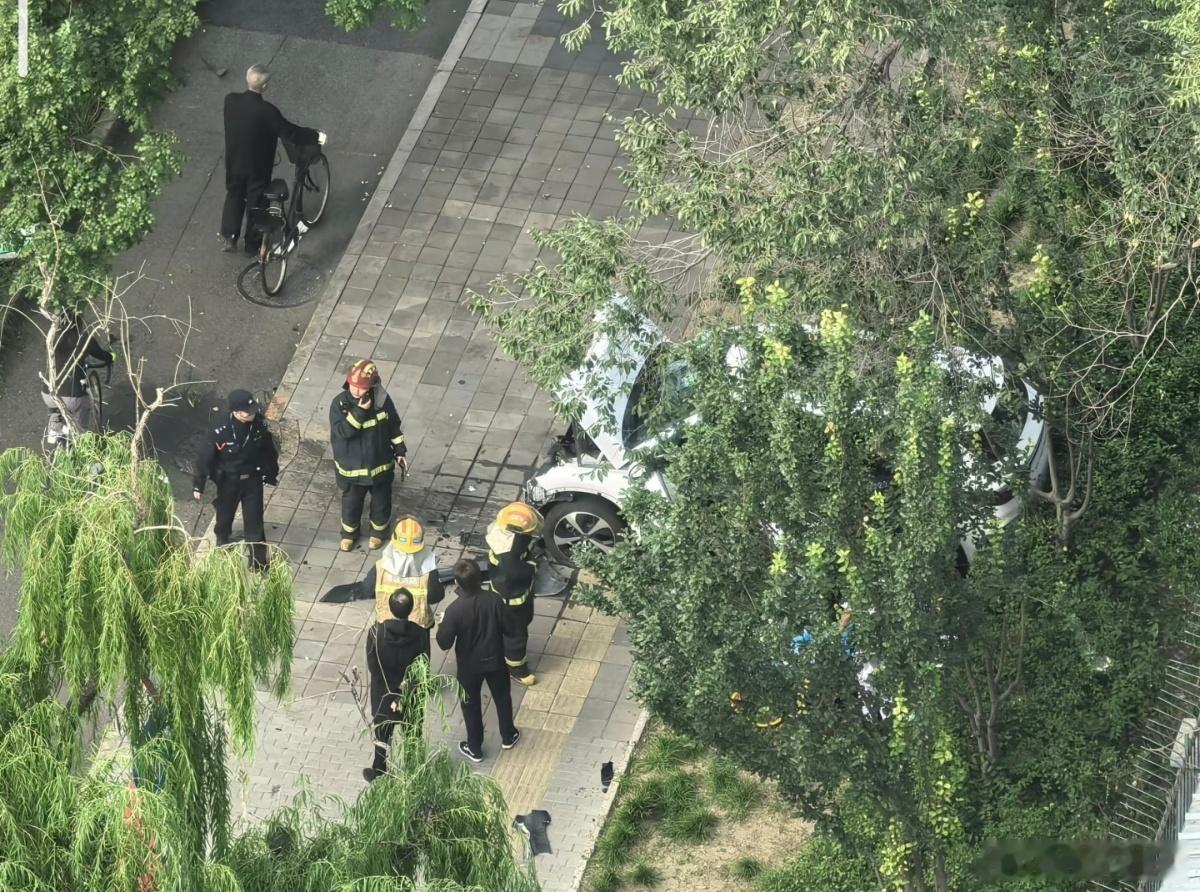 交警回应陈震劳斯莱斯事故陈震劳斯莱斯发生车祸 就是个交通事故，先不论结果，现在看