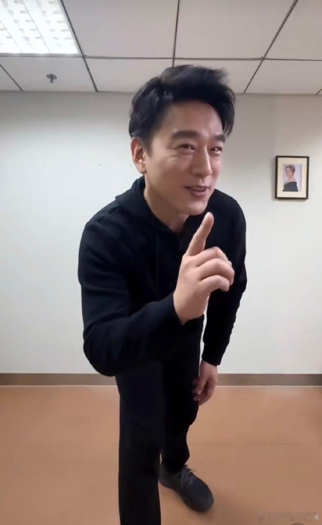 王耀庆跳企鹅舞为虞书欣国王打call王耀庆花式为虞书欣国王宣传 王耀庆用企鹅舞为