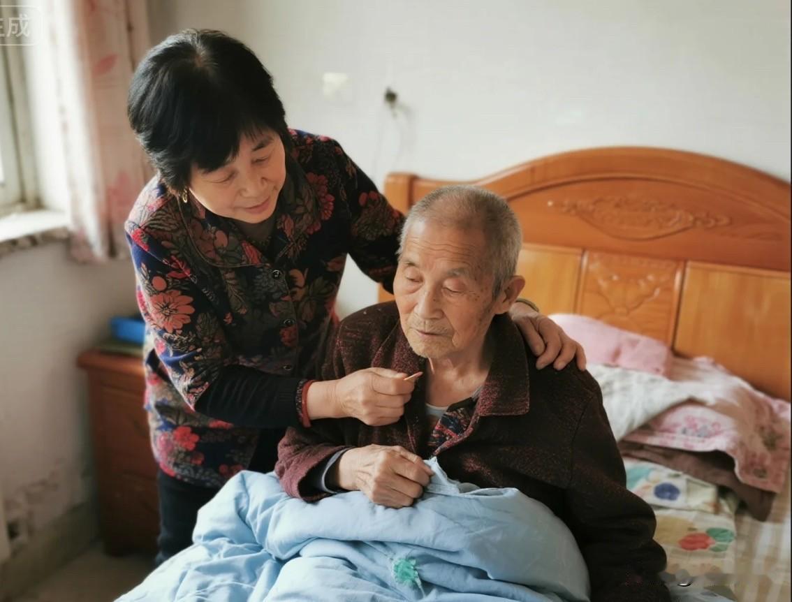保姆照顾75岁瘫痪大爷18年，大爷去世后，她收拾行李准备离开，大爷儿子突然抢过包