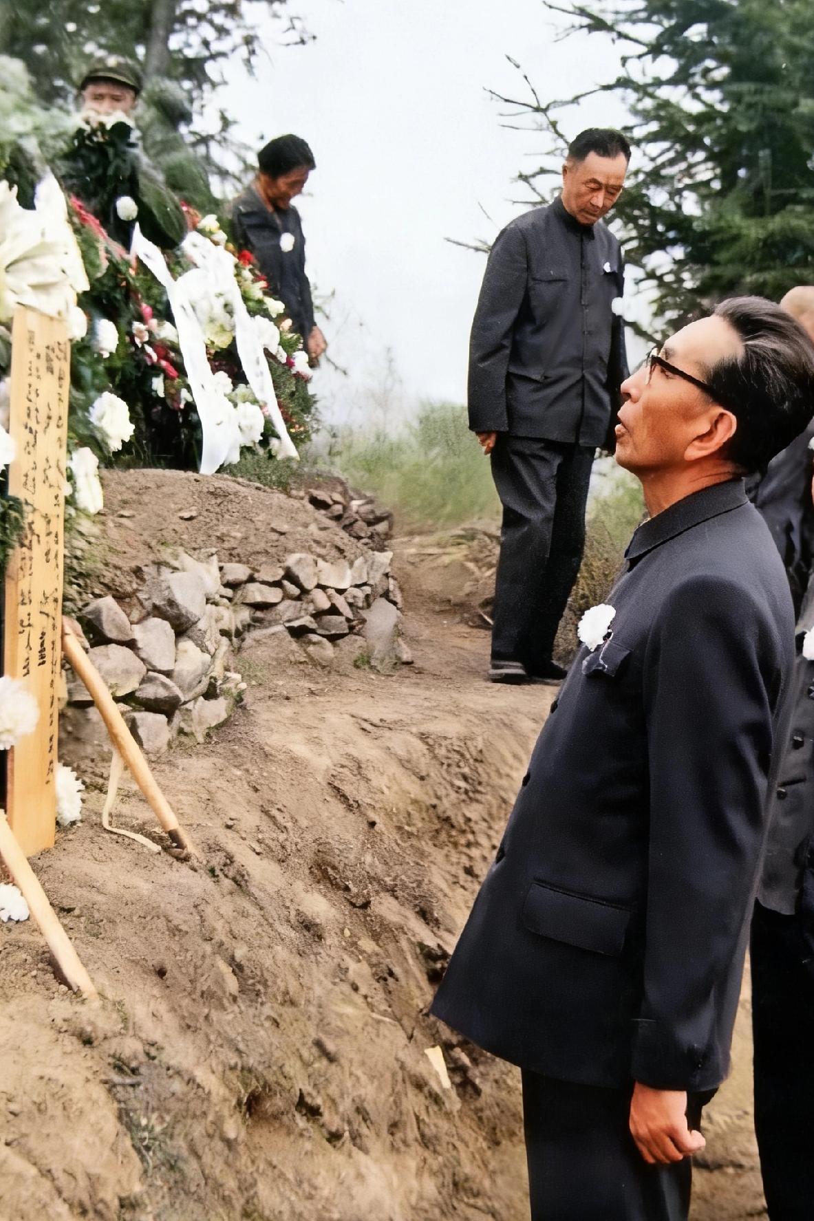 1979年，阿沛．阿旺晋美将军到云南金平，祭奠对越自卫反击战牺牲的英烈，将军凝望