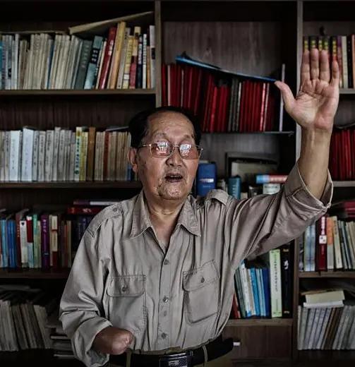 汤重稀，男，1934年5月出生，重庆市长寿区人，中共党员。
1949年12月参加