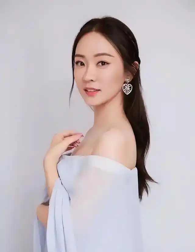 当年深陷交际花争议，还被传拒认女儿，45岁靠狗出名的霍思燕，根本没表面那么简单 