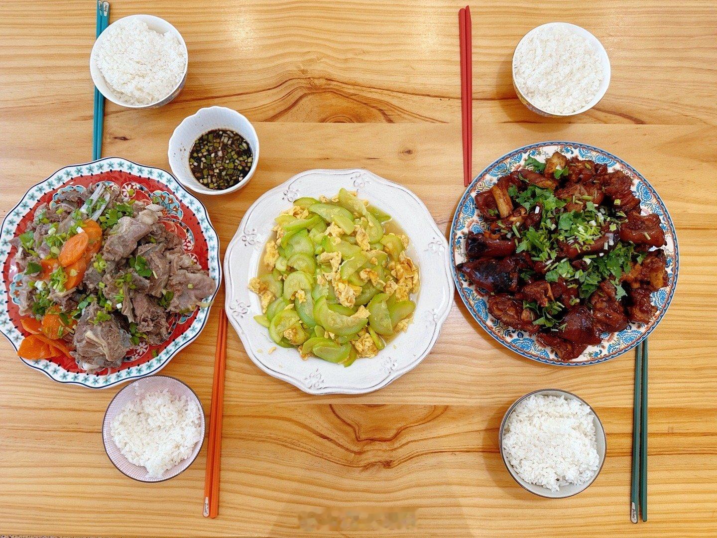 家里隐藏着大厨，不用我做饭了。家属的厨艺深藏不露，周末给我们做的酱焖猪蹄、清炖羊