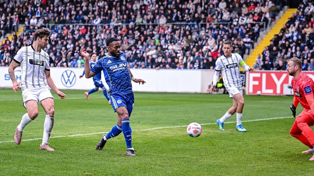 逆境拿下“6分大战”，沙尔克真的要回德甲了！本轮德乙关键比赛，沙尔克在客场以少打