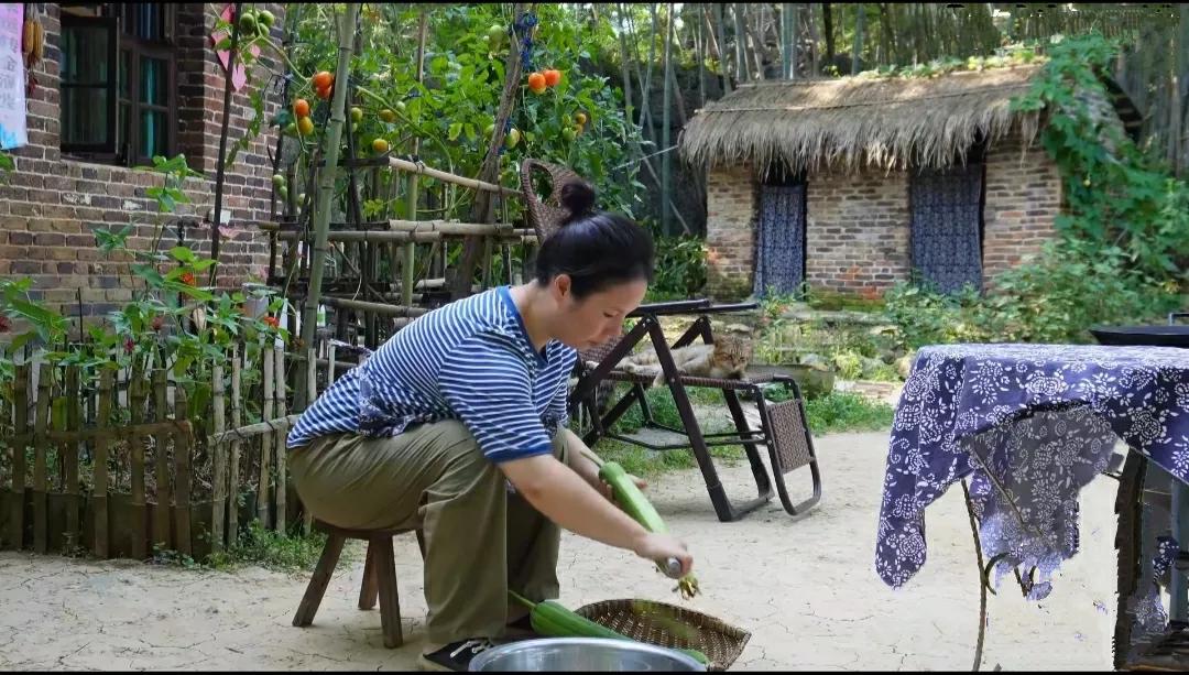 遁入山林远俗忧，不问世事不问秋。

山居后，才悟明白了一些事，人啊！来时孑然一身
