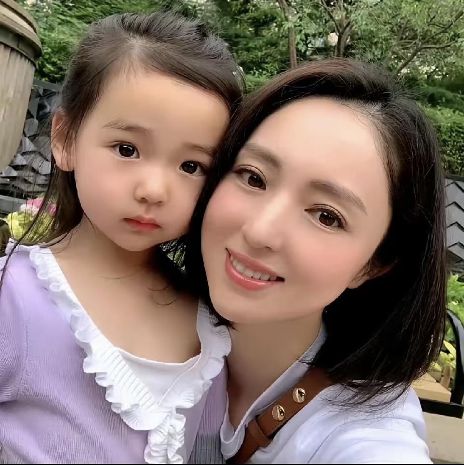 可爱的小酒窝，曾是妈妈的贴身小挂件，能陪妈妈炸街的她长大了。
小酒窝美美哒，和妈