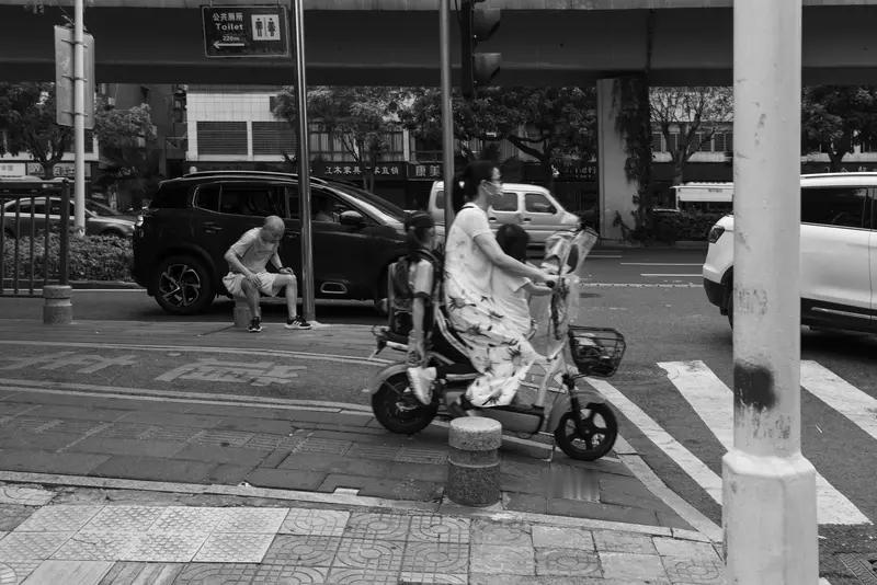 骑电动车当然能带孩子，但安全问题不容忽视。12月1日新修订的《电动自行车安全技术