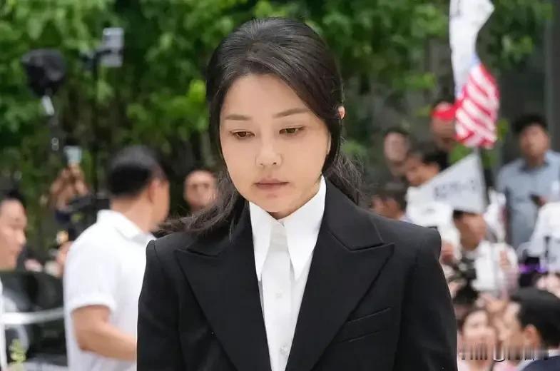 判了！
2026年4月28日，韩国首尔高等法院对前总统尹锡悦夫人金建希作出二审判