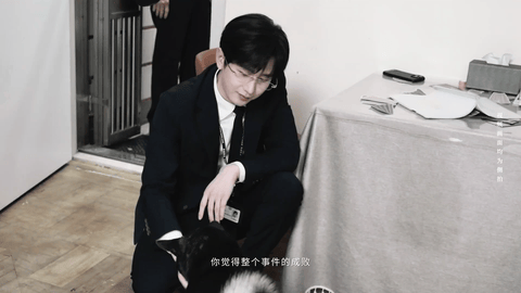 成毅片场摸狗成毅摸狗 成毅片场摸狗，好温柔啊，狠狠的羡慕一条狗了[捂嘴哭]狩谎杀