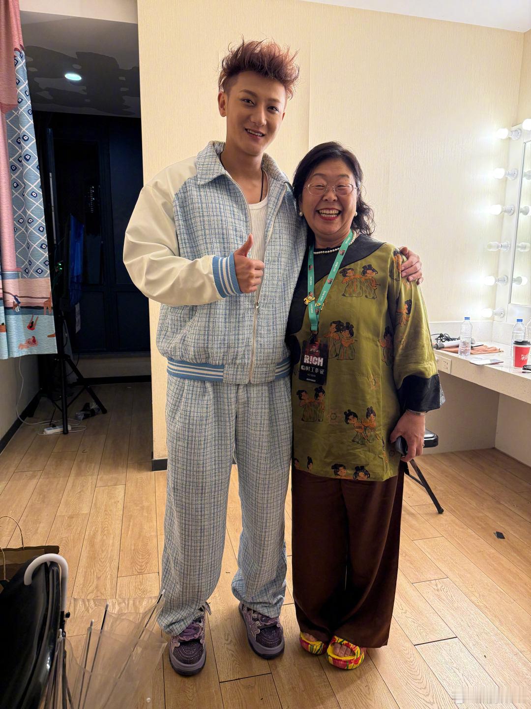 杜海涛妈妈和黄子韬合照黄子韬和杜海涛妈妈合照 黄子韬和杜海涛妈妈的合照，杜海涛妈