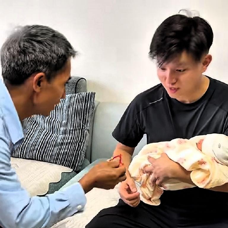松和秋秋的人际关系不错，秋秋娘家的人都来看新出生的宝宝岳可昕，并且带着黄金来的。