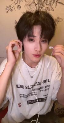 余宇涵突袭直播 刷到余宇涵突袭直播的瞬间，我直接从床上弹起来！他笑起来的样子也太