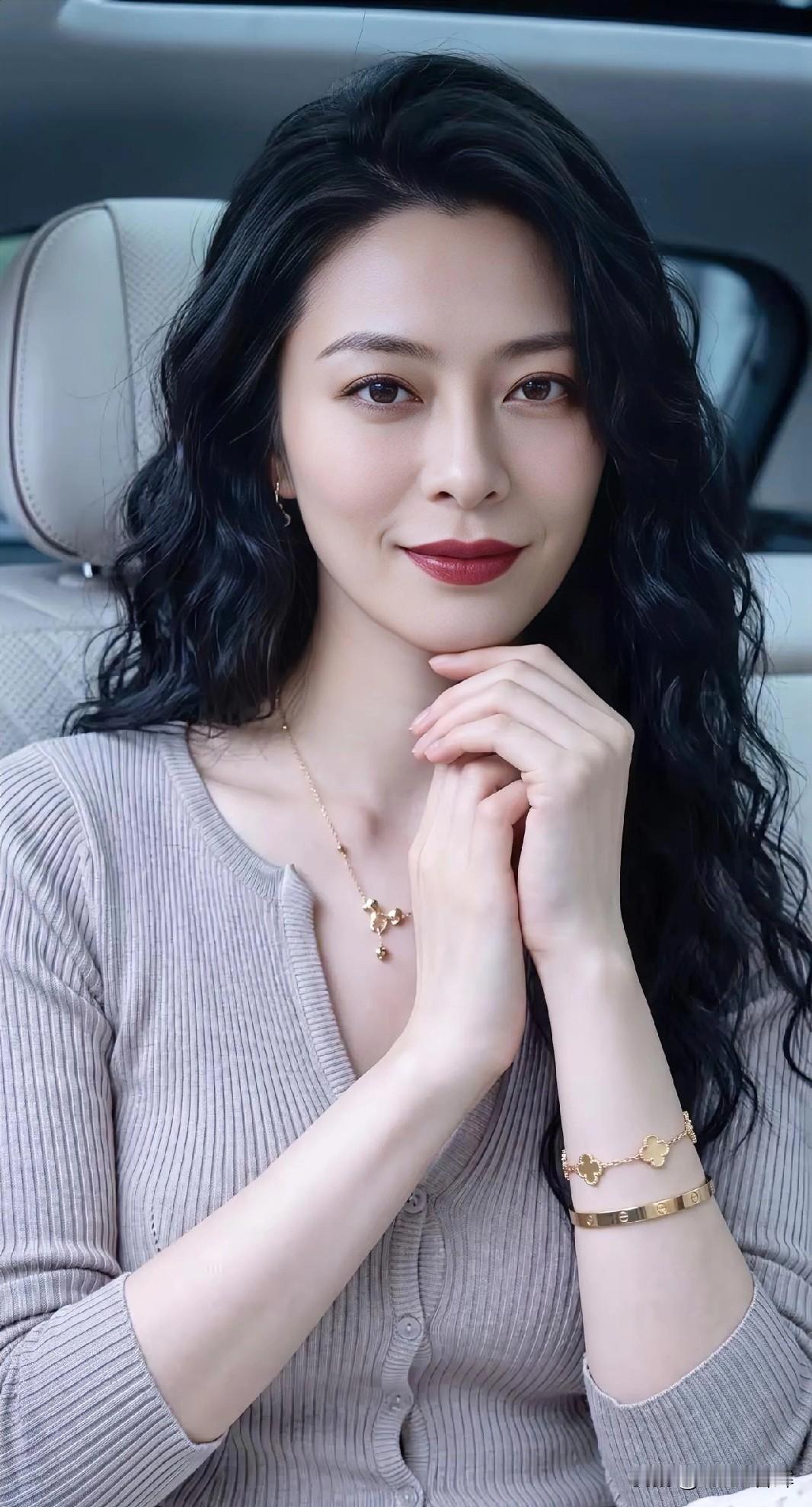 墨发卷成柔波，

浅衫织就温柔。

金饰轻叩腕间，

指尖相触如诗。

车内光影