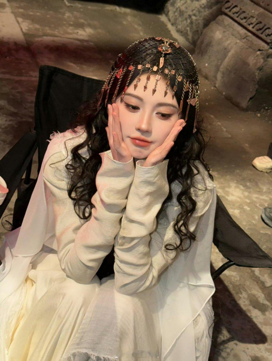 鞠婧祎的异域风情的公主妆造来了，这位姐的颜值是真的很耐打啊，脸在江山在，对于鞠婧