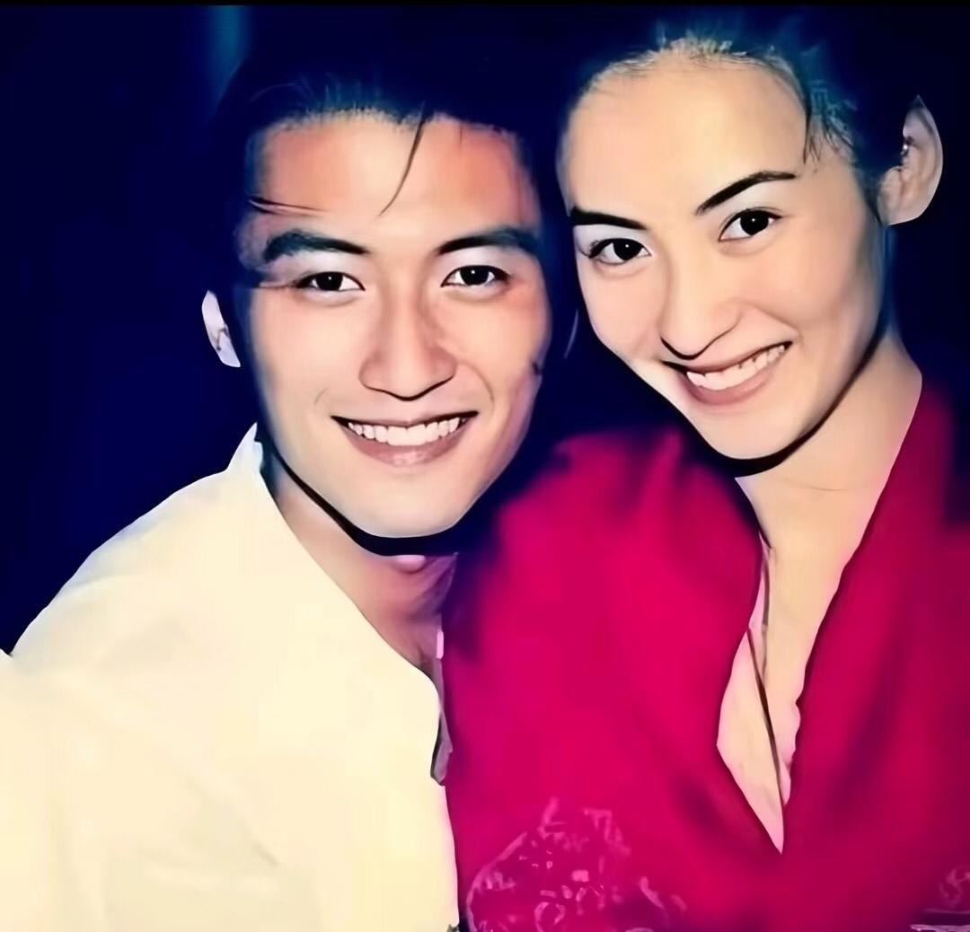 突然发现他们结婚时才26岁，
很难想象，
现如今明星会在这个年纪事业上行选择结婚