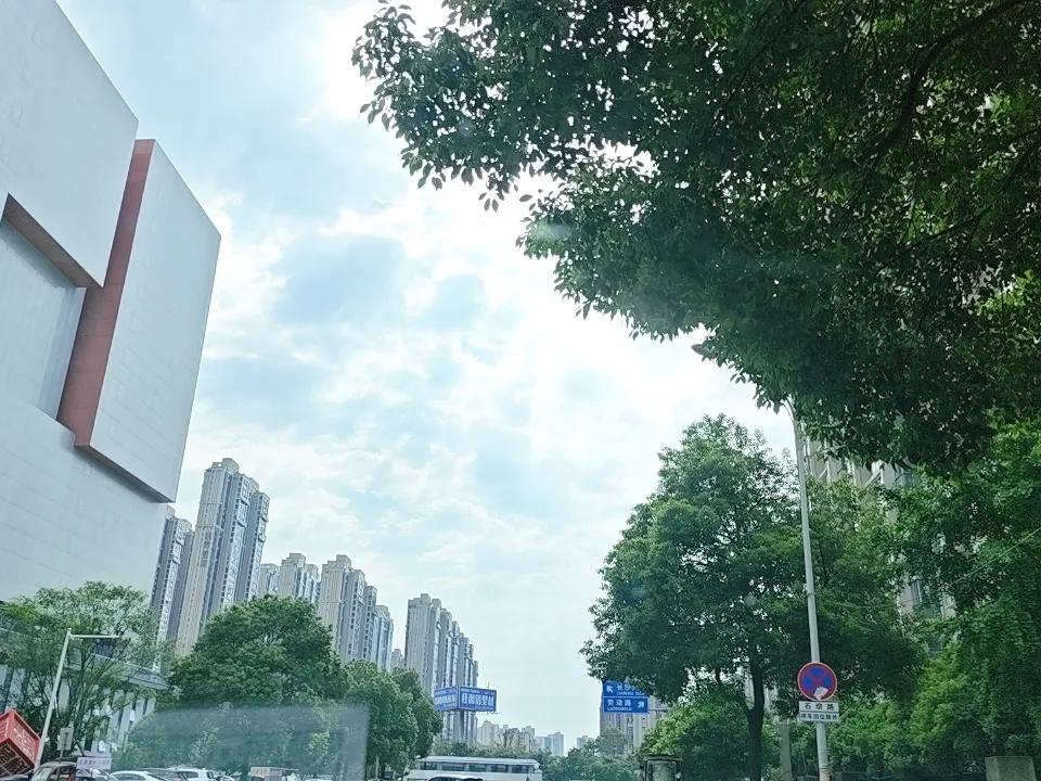 雨热切换无缝衔接 长沙本周将迎晴好时光
 
初夏的长沙，天气总是上演着令人猝不及