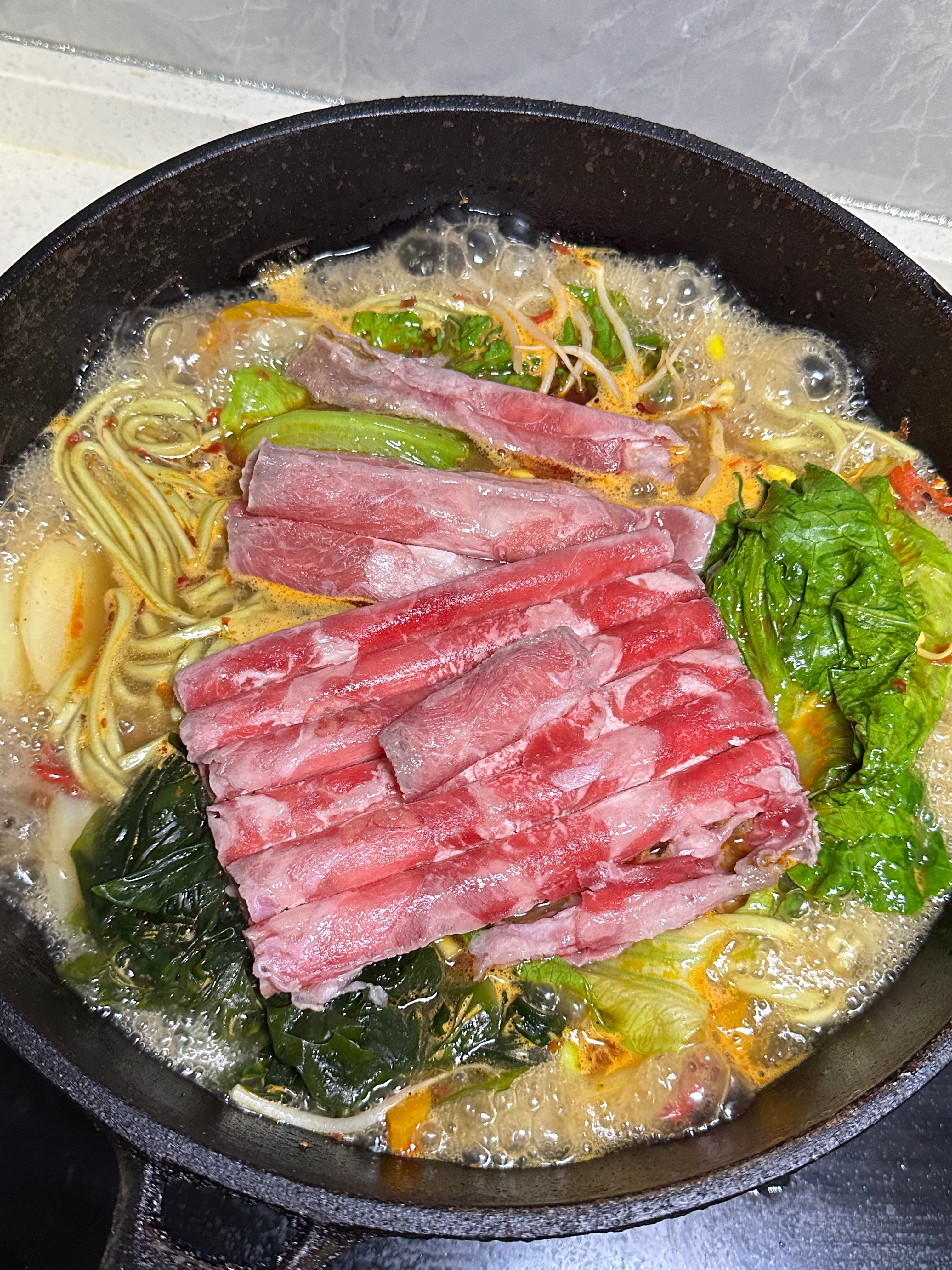 昨晚跟老妹在家吃的火锅现在老妹在煮饭，待会儿吃饭 ​​​