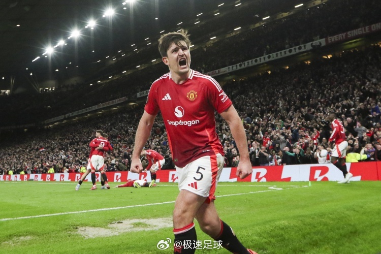 曼联  记者Samuel Luckhurst报道：马奎尔、卢克·肖、芒特今日率先