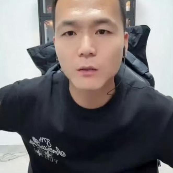 潘宏爱玩狗涉嫌虐狗，潘宏一条广告视频报价14万。
近日，千万粉丝网红训狗师“潘宏