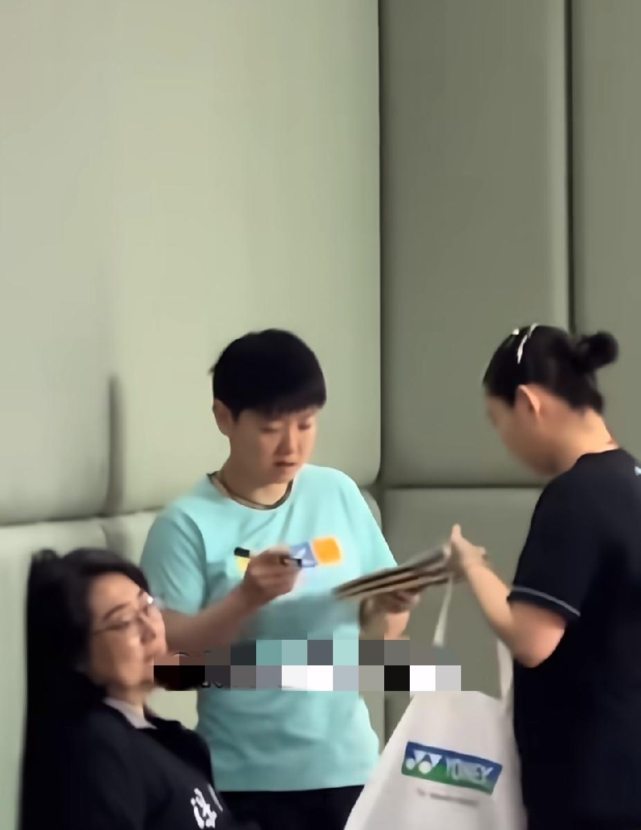 后台暖心一幕！莎莎耐心给球迷签名
后台这一幕看着特别暖心，何卓佳递过来一沓球拍，
