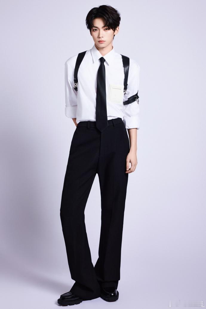 梓渝这是啥风格  梓渝衬衫臂环造型，真的还是挺独特的呀，好想知道这是啥风格呢？又