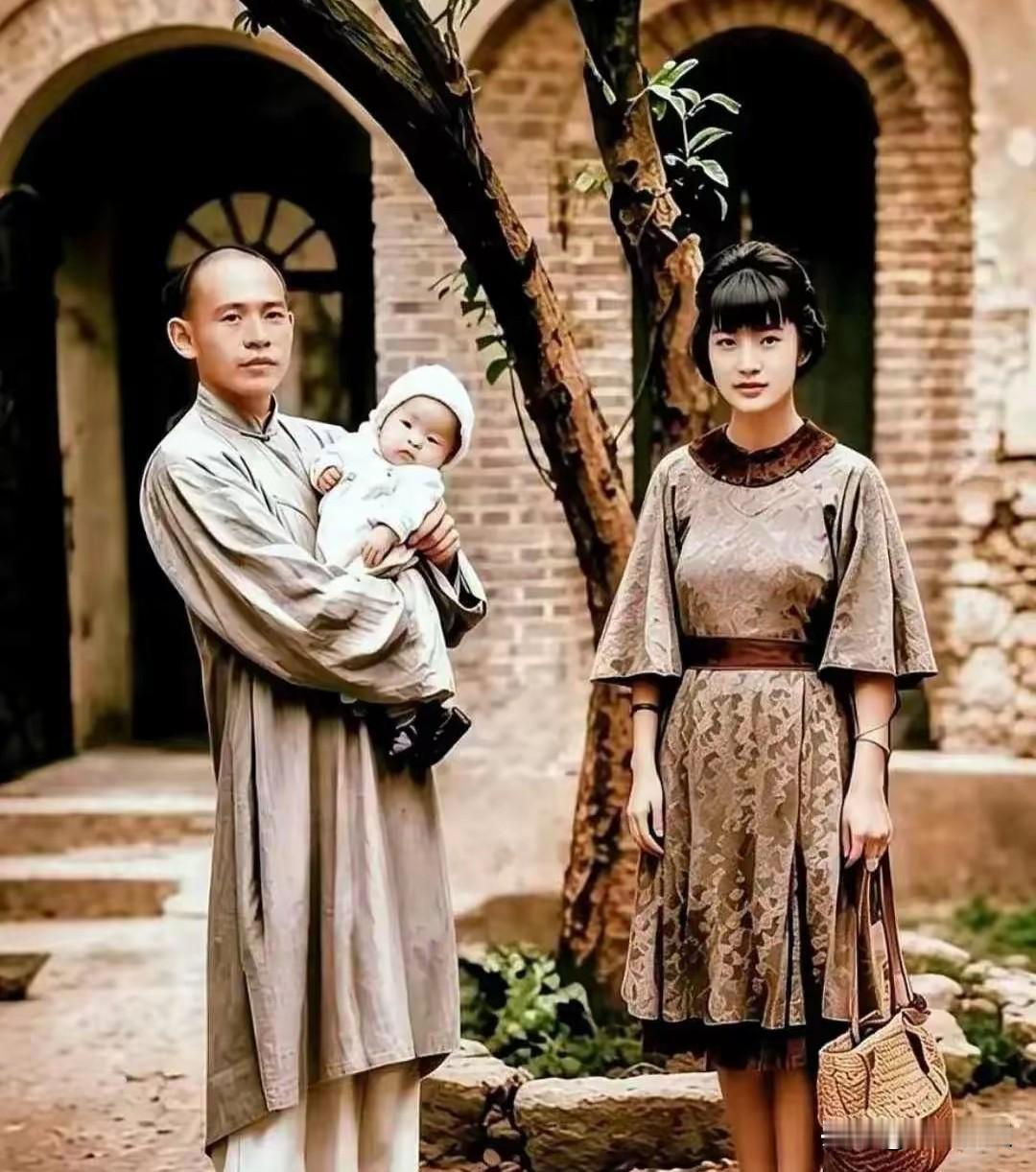 谁也想不到，这个抱着孩子站在庭院里、眉眼温和的男人，曾是手握重兵、一跺脚震动整个