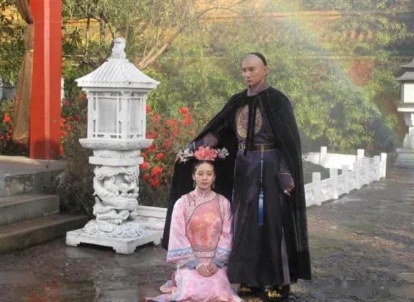 影视剧有哪些剧情规律:
1、做错事长跪不起会下雨；
2、刺入心脏不死的，心脏在另