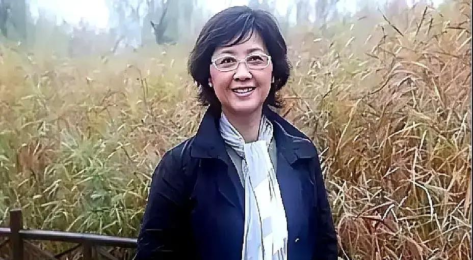 一张超市买菜图，把多少内娱明星的遮羞布给扯下来了。
 
71岁的朱琳，白T牛仔裤