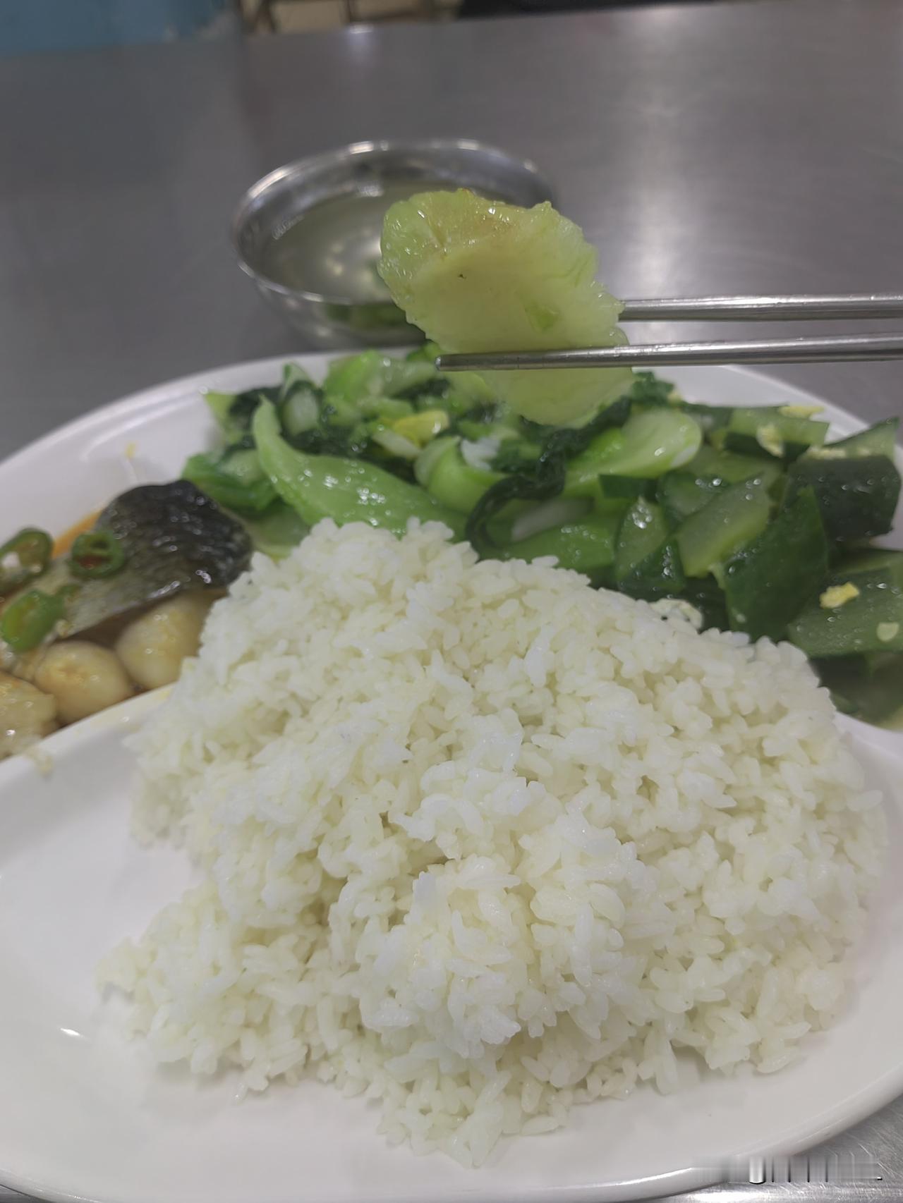 公司里的伙食越来越差劲了，实在是没食欲，午饭就吃了一点，算是完成任务了。