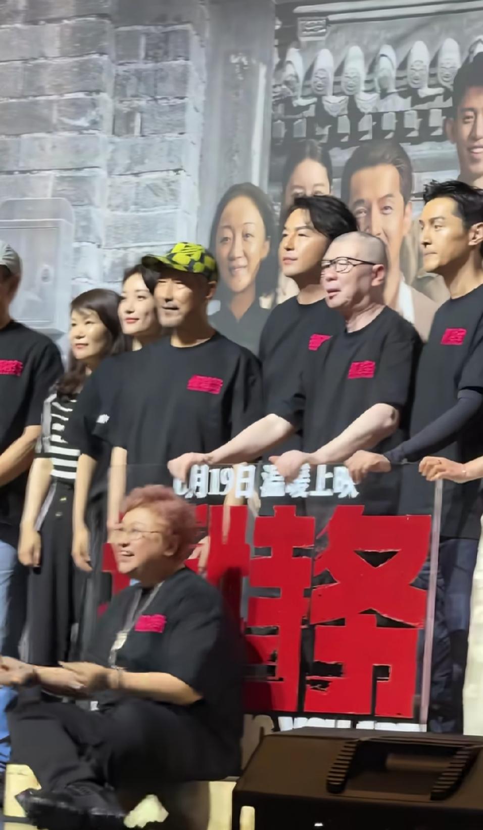 唉，你说这事儿怪不怪——刚上映的电影，电影院没见多少人，网上倒先炸了锅。为啥？就