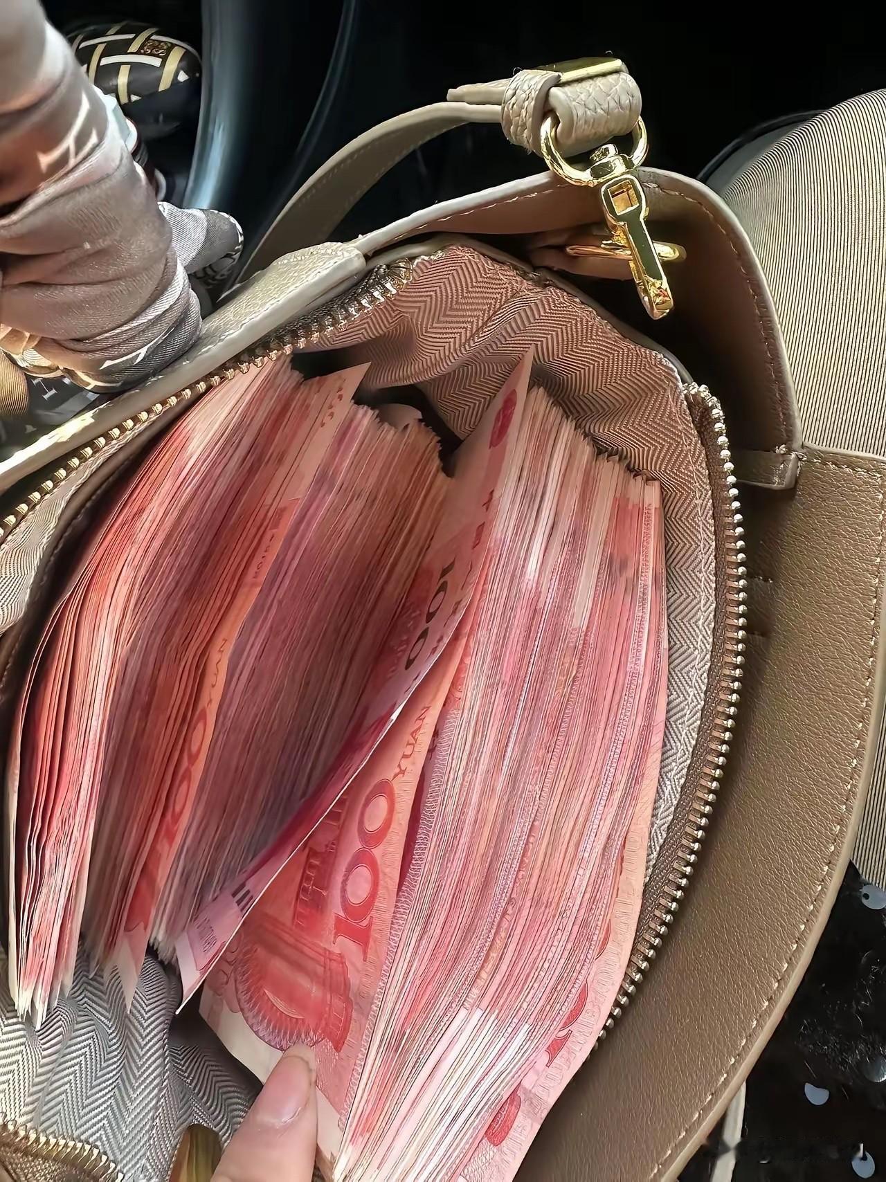 我有个癖好，就是喜欢把每个月的工资都提现，我喜欢用现金的感觉！可是今天发工资很不