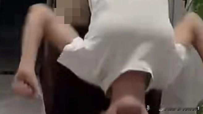女子患肾结石，老公帮忙倒立排结石，这老公真不错！

据视频报道，女子12岁时开始