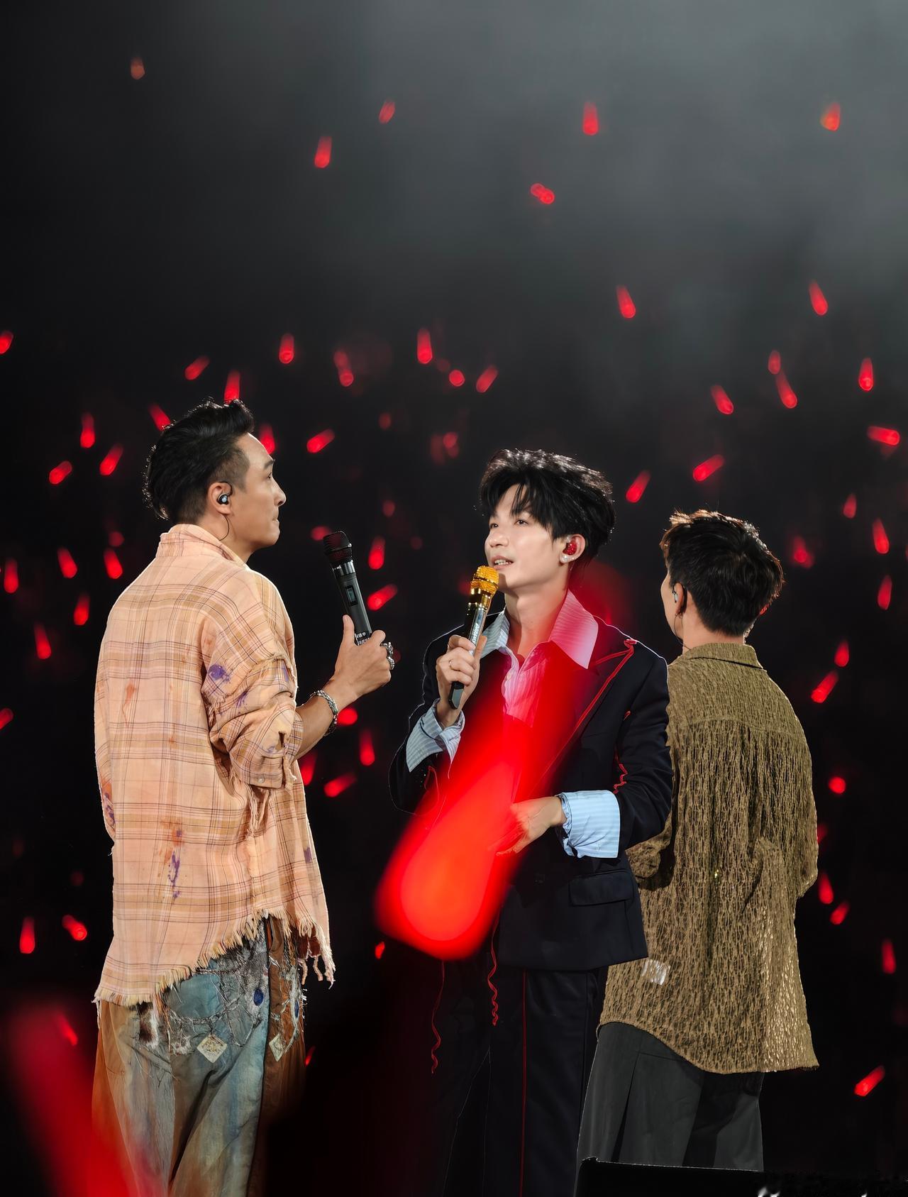 吴：那么多年为什么不回来开演唱会?
生：可能老天让笨小孩走的路就是要长一点，难一
