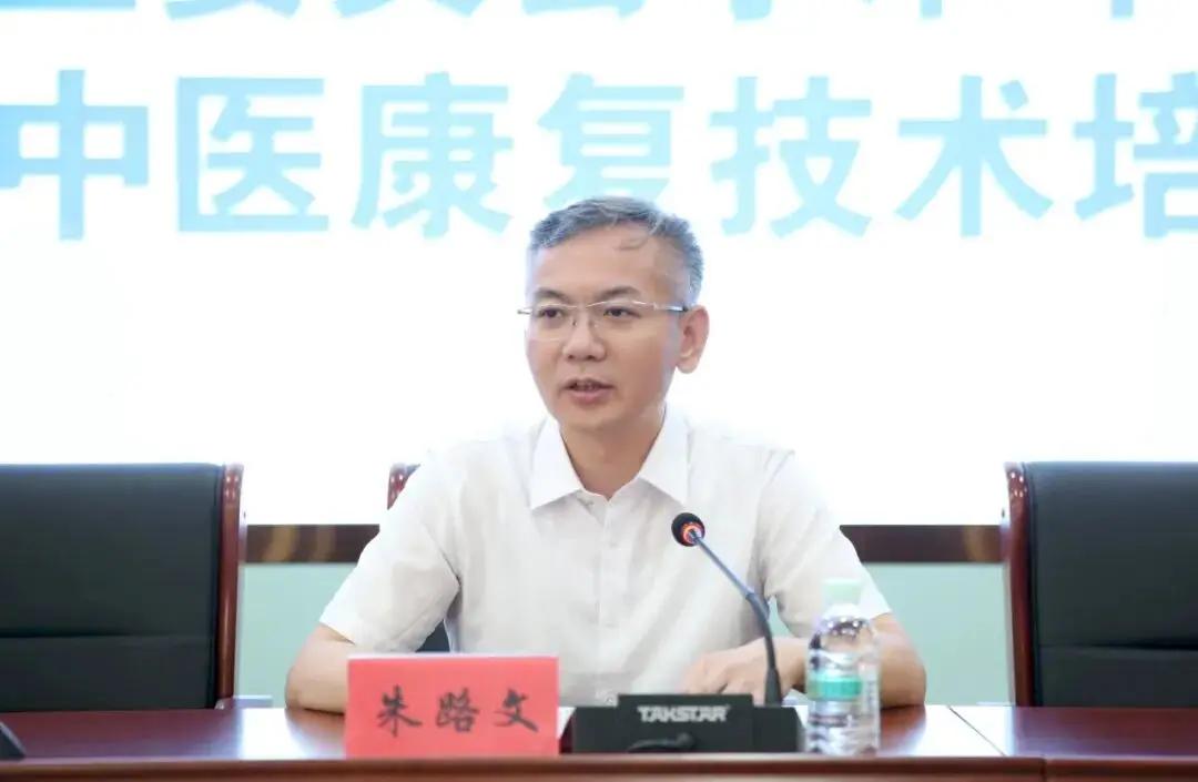 黑龙江中医药大学新上任了一位80后副校长，他叫朱路文，现年只有43岁，却坐拥青年