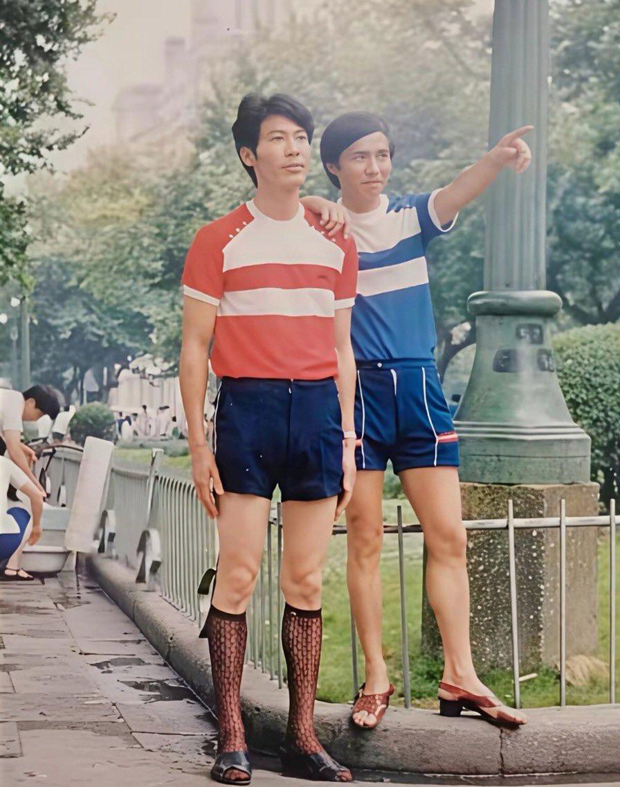 80年代的老爸年轻时候，穿搭真的超出现在人的想象。
 
翻到这张几十年前的老合影