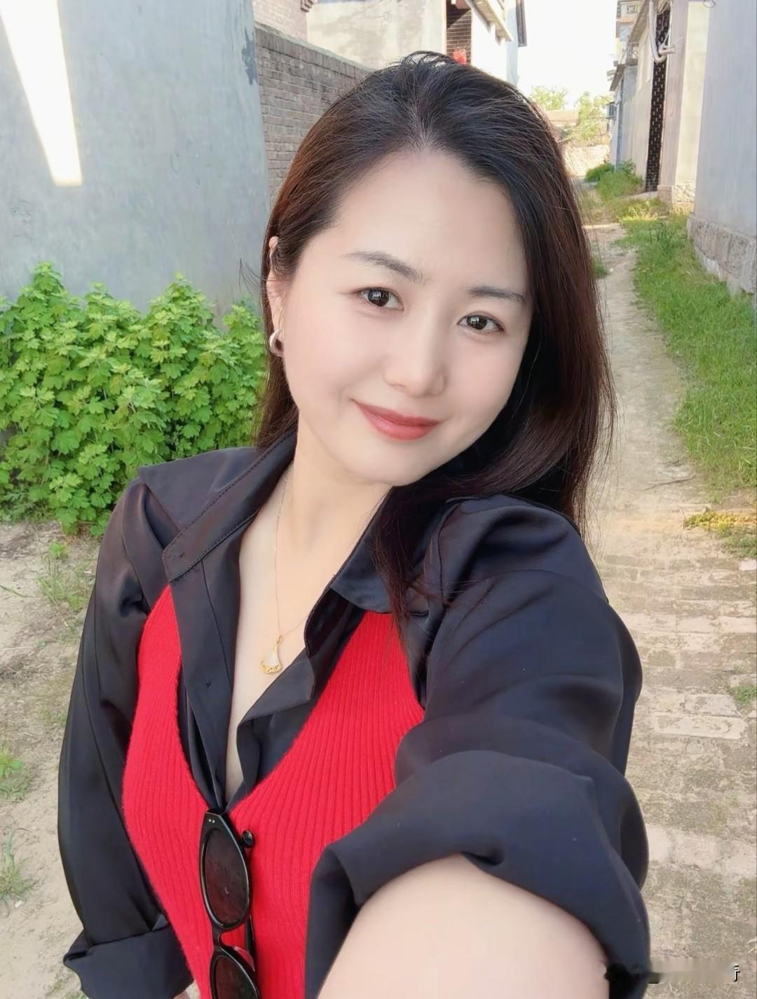这是我在金融岛相亲大会上认识的一位三十多岁的女士，和我年龄差不多，我俩都感觉彼此