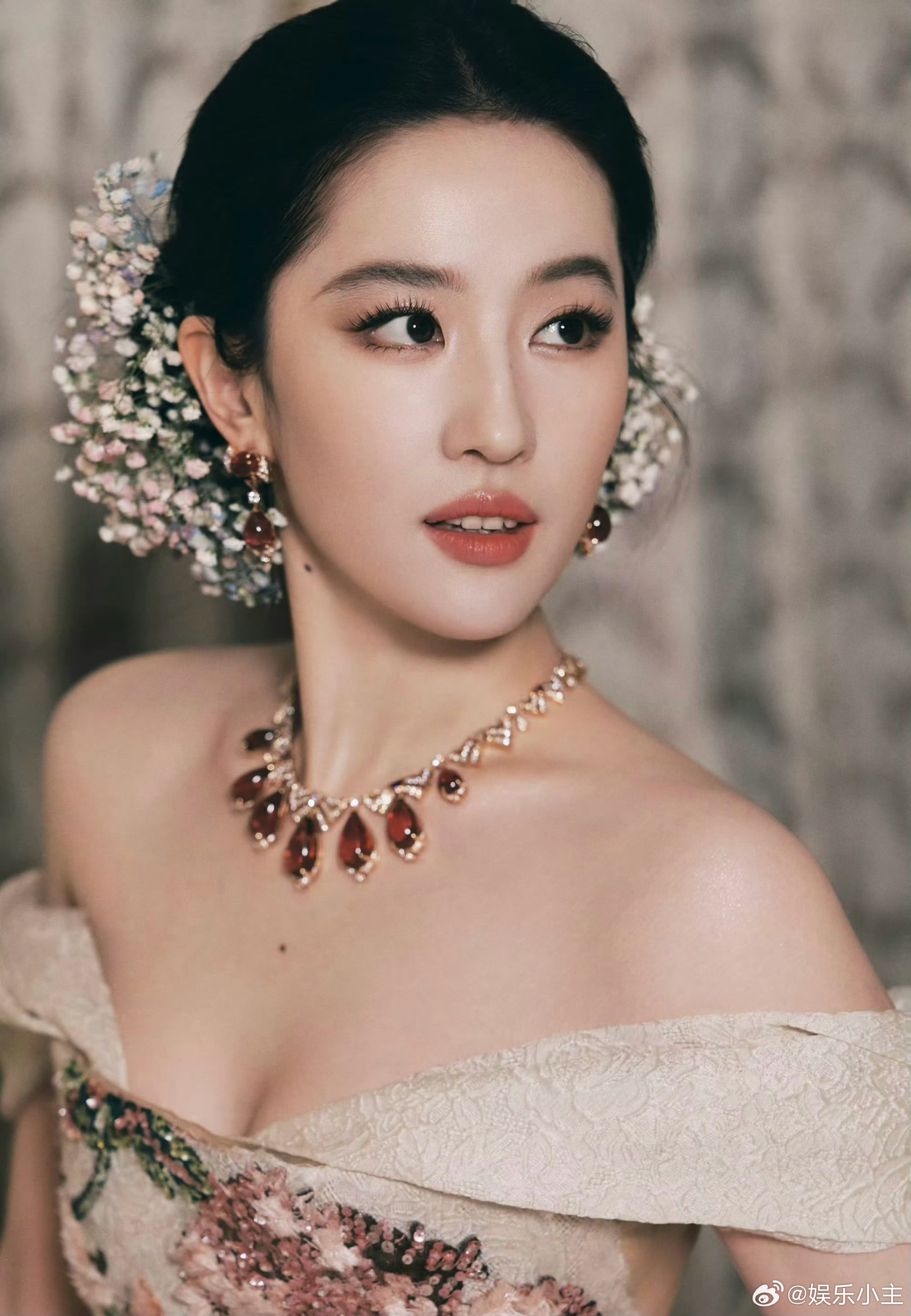 刘亦菲 今茜是何年 宛如贵气的公主！这身妆造，堪称人间富贵花本花，每一帧都是定格