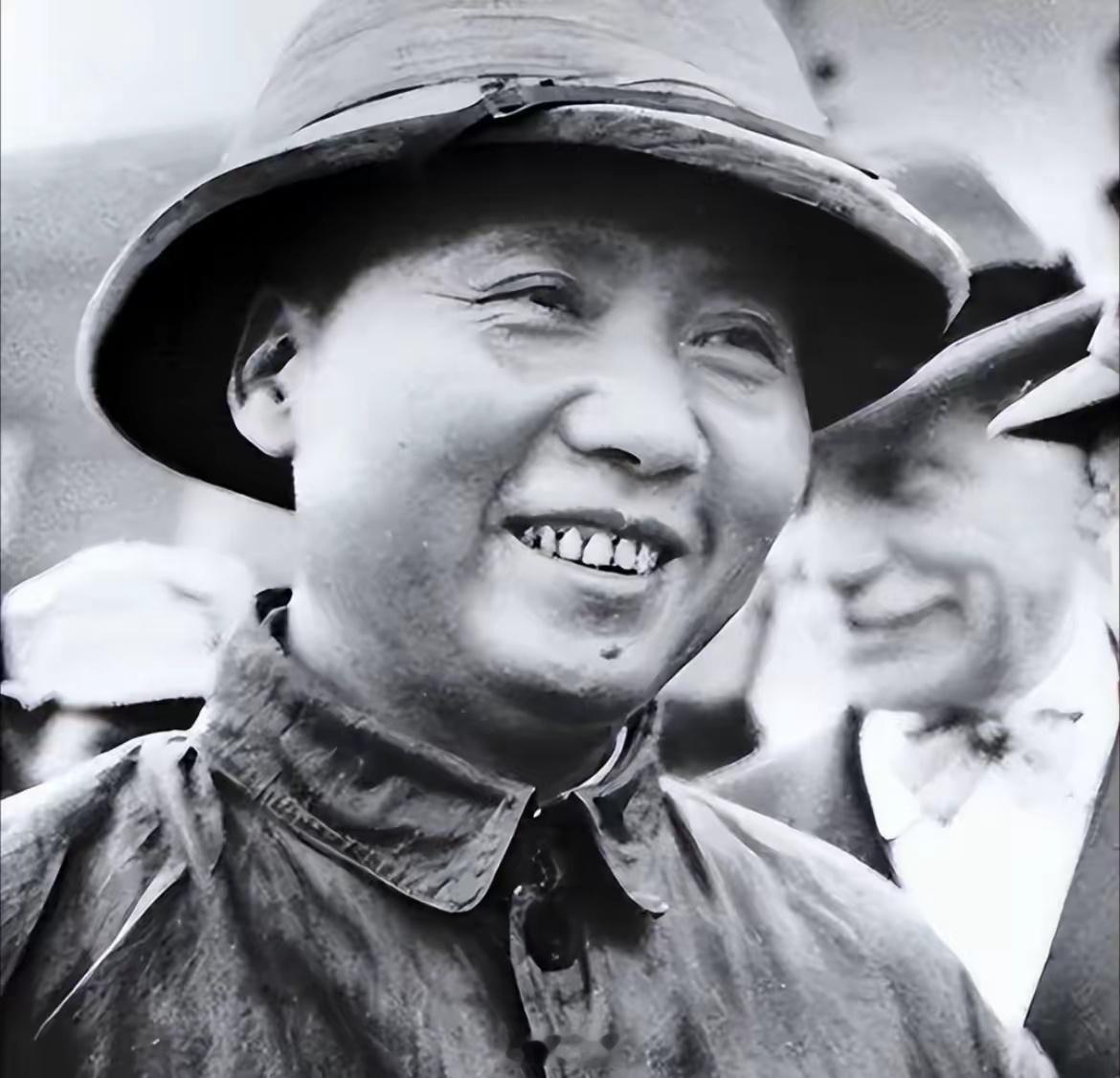 重庆谈判时，主席头顶上戴的考克帽，最初的所有人是南洋爱国华侨林琼秀的。后来林琼秀