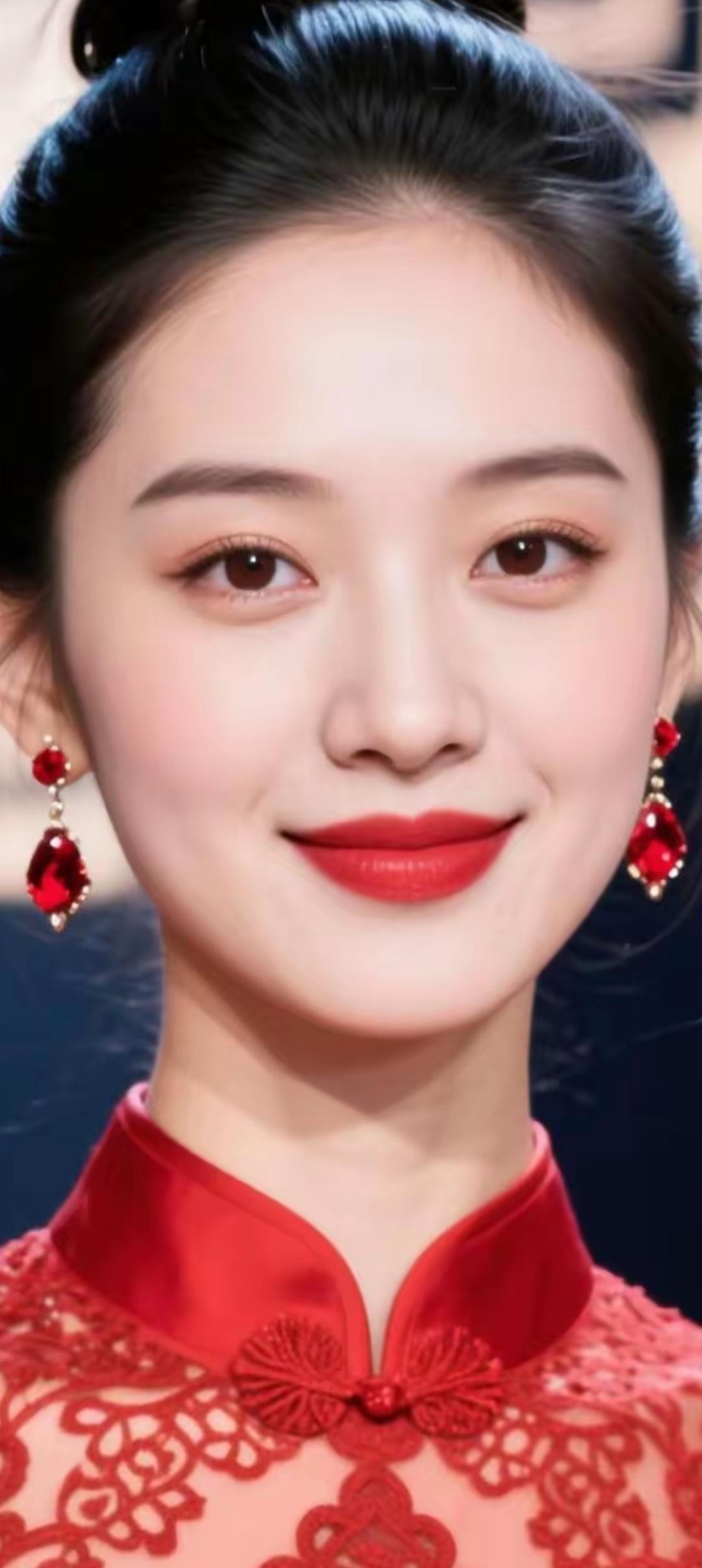 优雅红唇，精致妆容，红宝石耳环，尽显东方韵味！