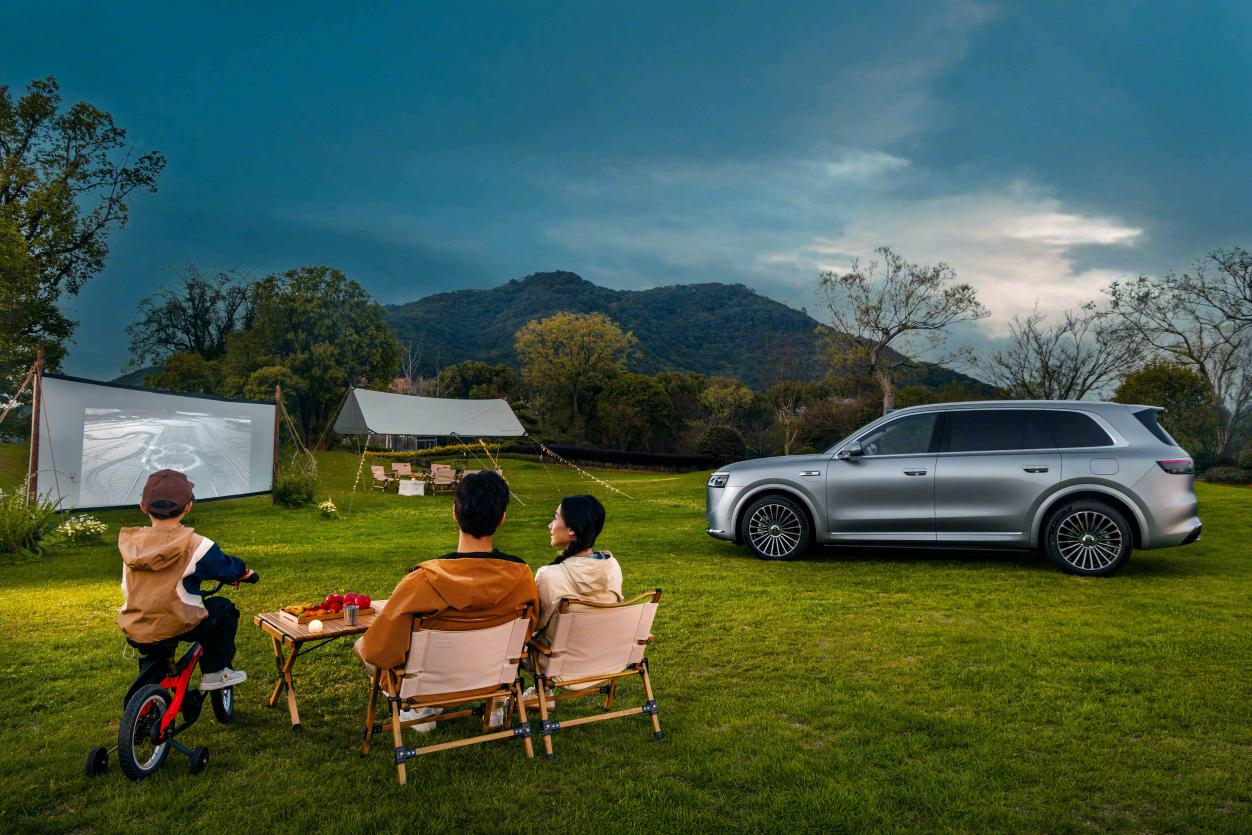 上周末约了朋友家去湖边露营，问界M8把两家人玩成了“一个车队”。去程山路弯多，全