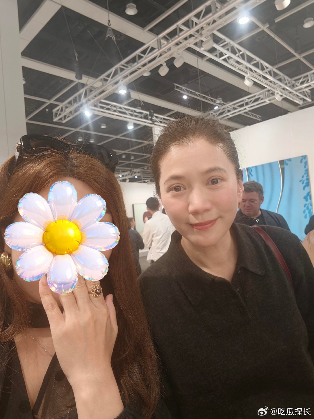 艺术展偶遇张智霖袁咏仪巴塞尔艺术展偶遇张智霖袁咏仪艺术展偶遇张智霖袁咏仪，袁咏仪