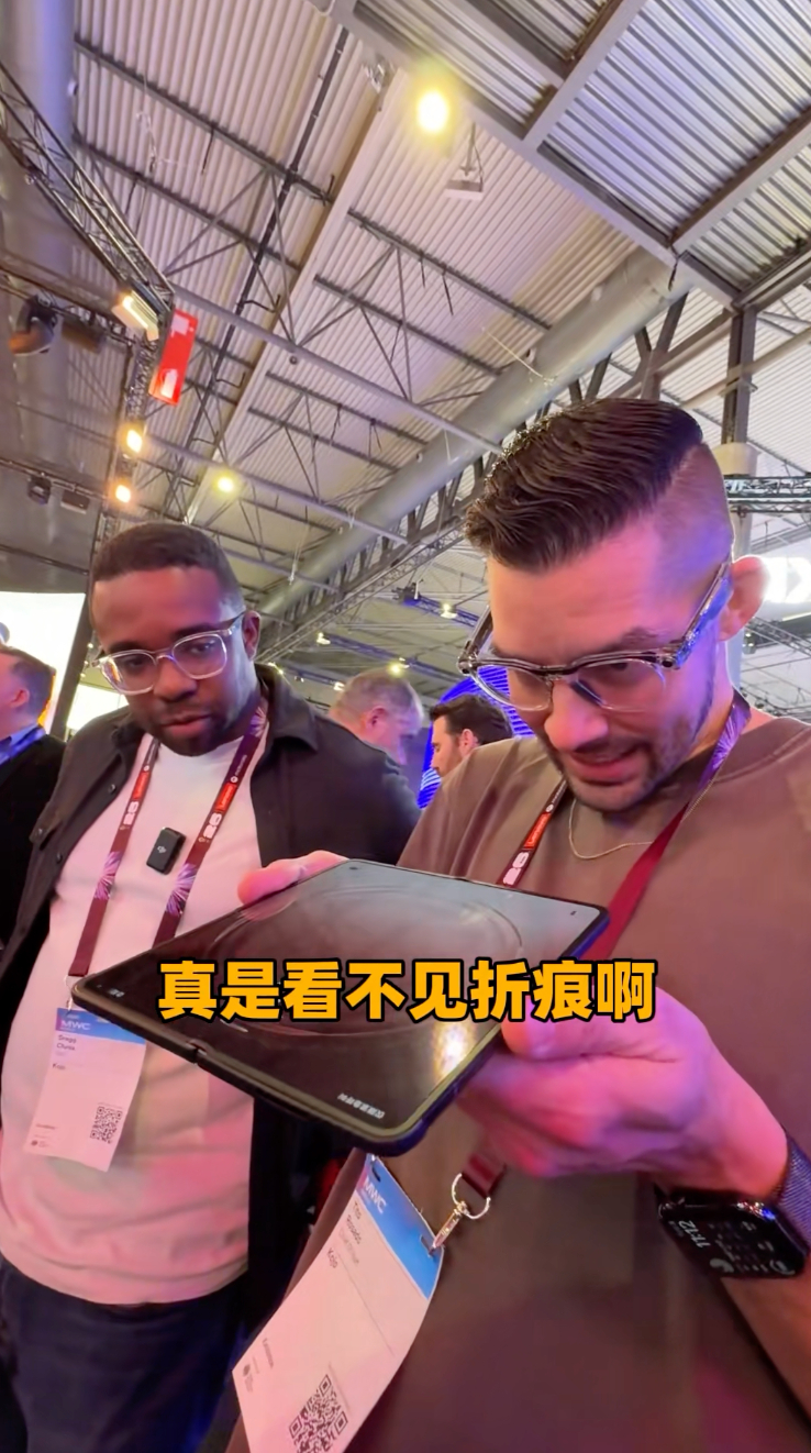 今年最让我意外的就是，终于有厂商把折叠屏折痕的问题给拿出来解决了。在轻薄、续航、