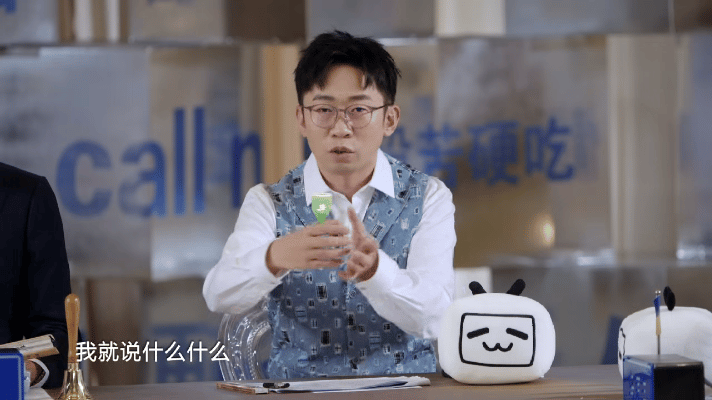 杨迪竟然在社交场上翻车了 杨迪敬酒敬错人，被指出来的时候，估计心里小剧场都演完一