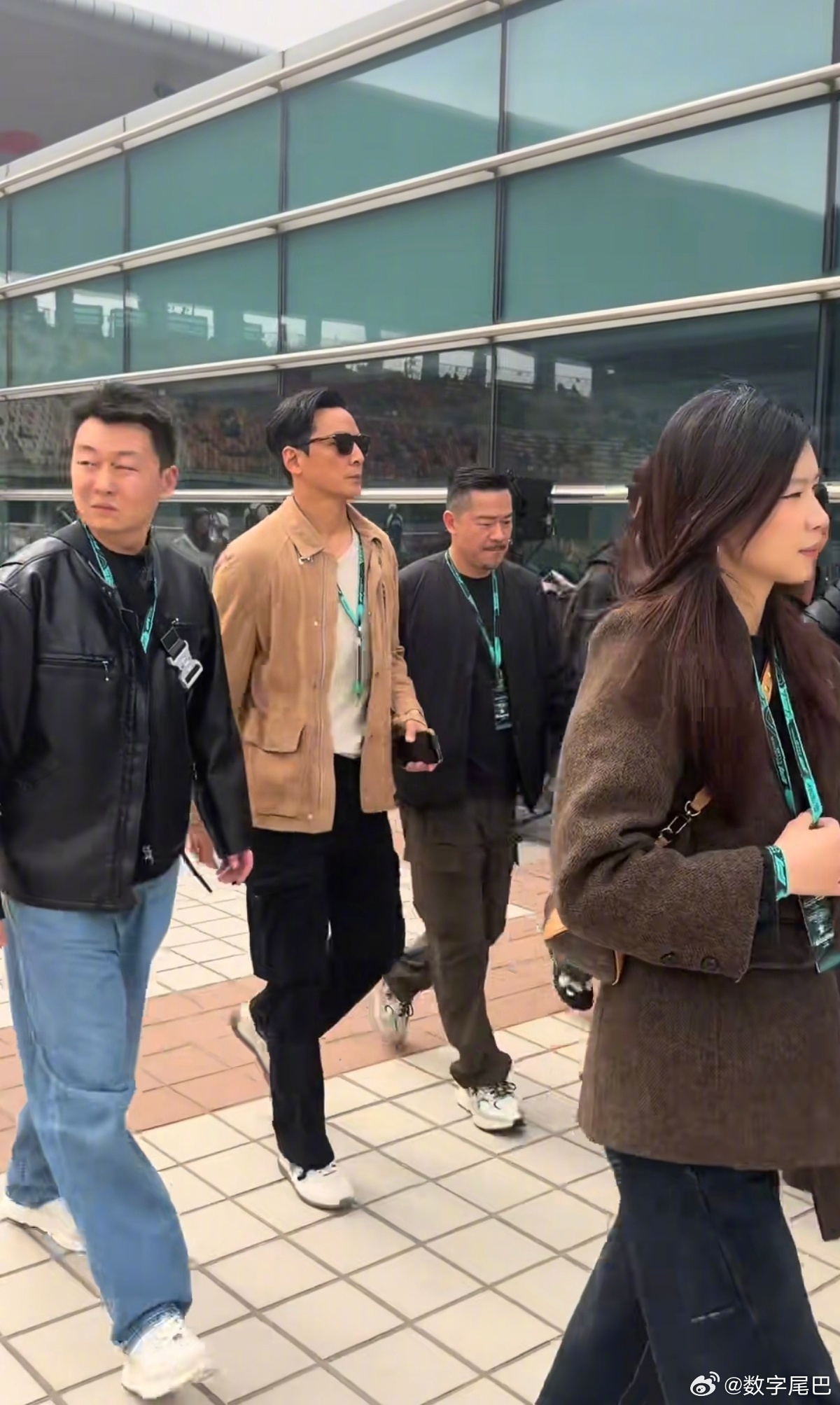 自从阿祖代言小米17 Ultra后这是真用啊不过这个光线看不太出来是黑色还是绿色