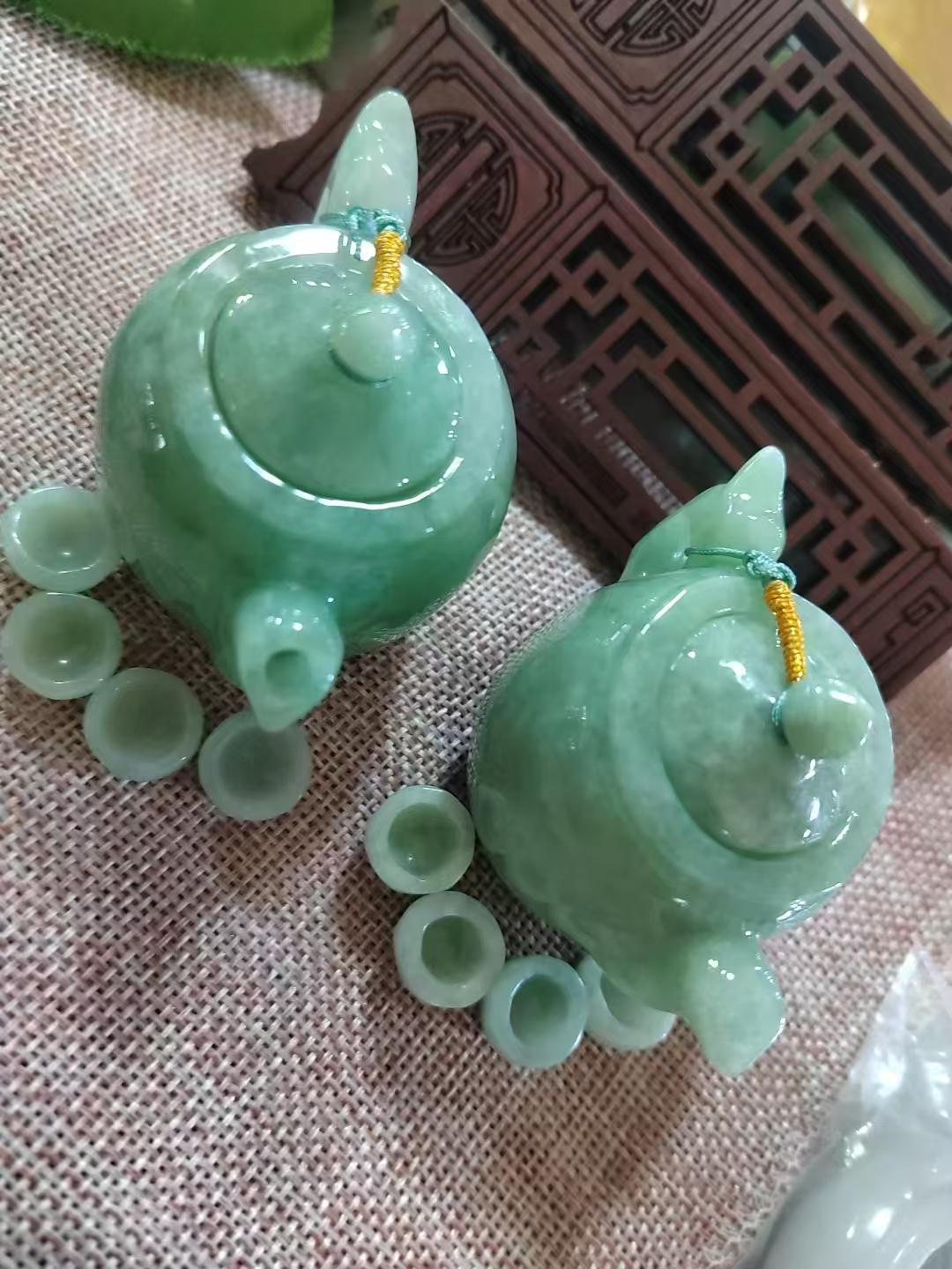 我的业余爱好是观赏收藏玉器，尤其喜爱翡翠，有很多朋友问，翡翠是玉吗？在我们的传统