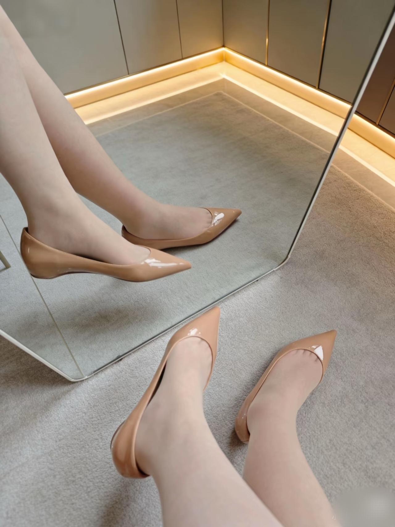 懒人精致小心机💅 肉丝+肉色平底鞋
贴肤显嫩还显腿长，走路轻便无负担
简约又温