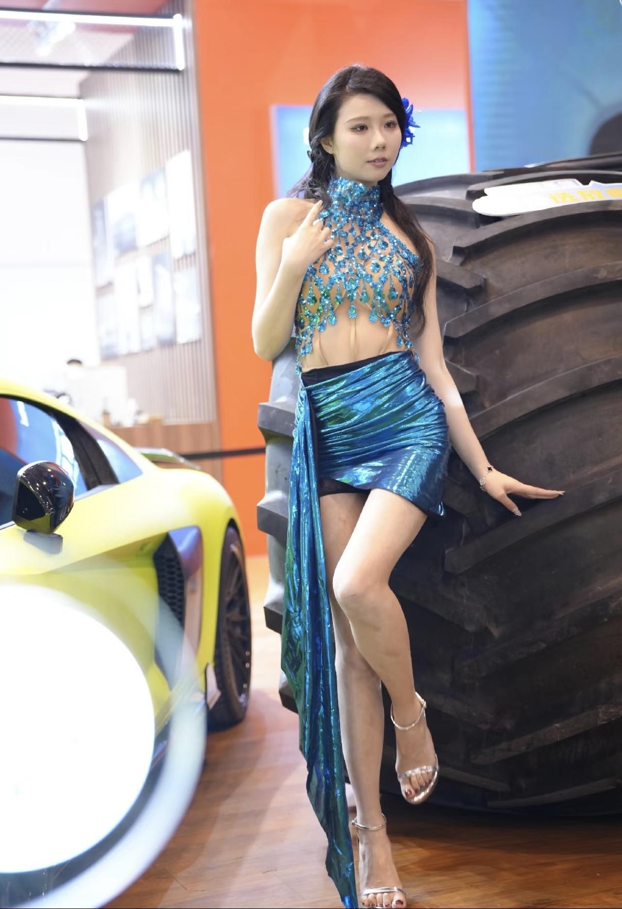 晒图笔记大赛气质不凡的车模，脚踩高跟，真不错！