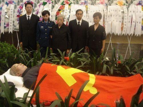 2008年8月20日，日月失色，山河无光，一位英明领袖逝世，享年87岁。他从山西