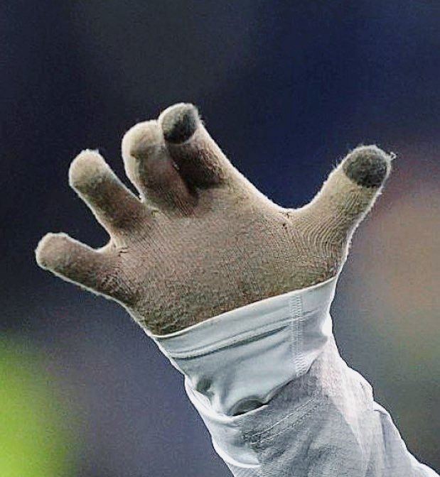 猜猜这是谁的手。西甲联赛阿拉维斯1比2皇马halamadrid