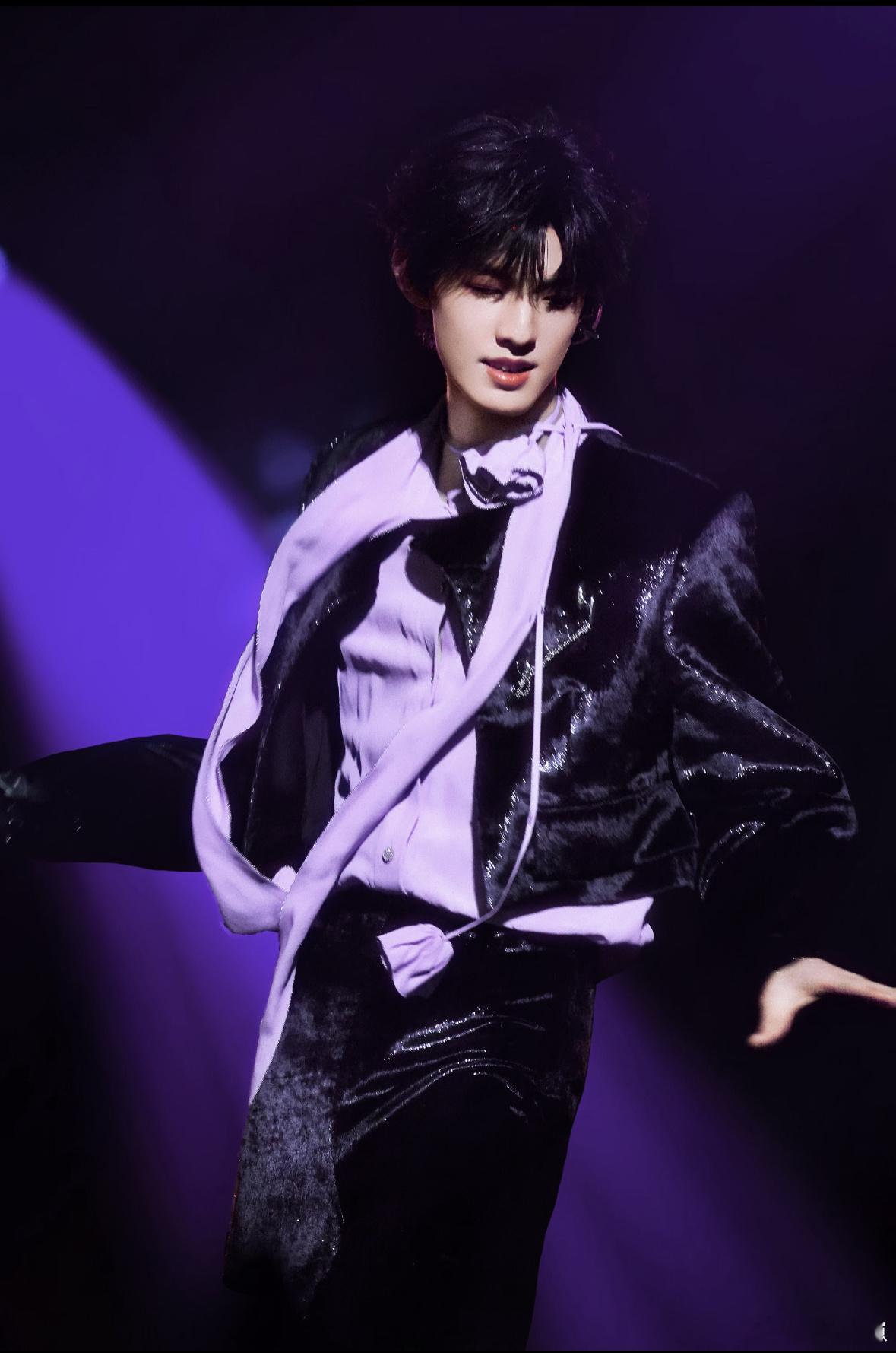 张泽禹紫色套装的确有韵味紫色本身自带神秘与高贵，穿在张泽禹身上更是被赋予了独特的